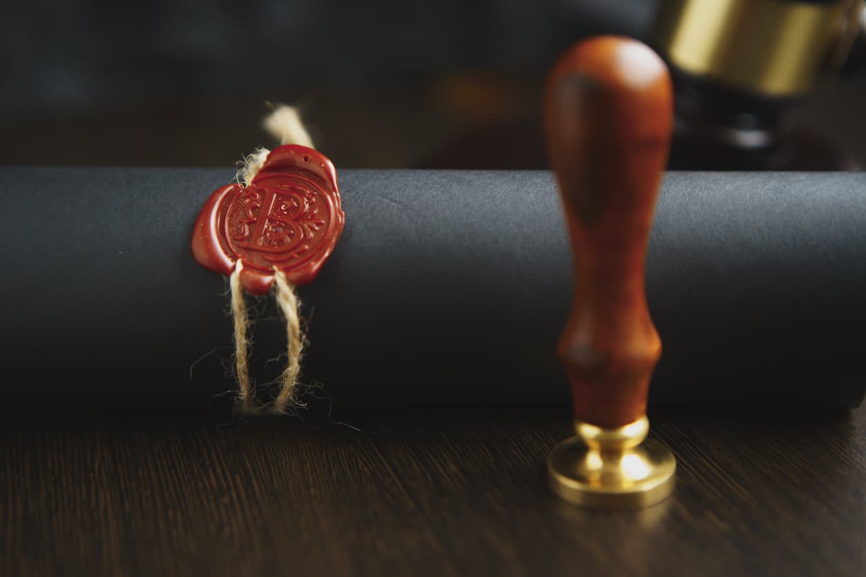 Rulle med röd sigillstämpel och stämpelverktyg – symboliserar processen för att få apostille på betyg och andra officiella dokument i Sverige hos Apostille24.se