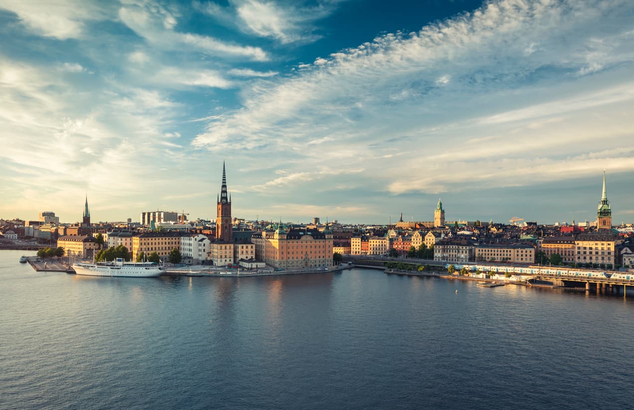 Panoramavy över Stockholm med Riddarholmen och Gamla Stan vid solnedgången, där många juridiska tjänster som Notarius Publicus erbjuds. En perfekt bild för blogginlägget 'Legalisering hos UD – Hur Notarius Publicus kan hjälpa dig' på Apostille24.se, som förklarar processen för att få dokument legaliserade för internationell användning.