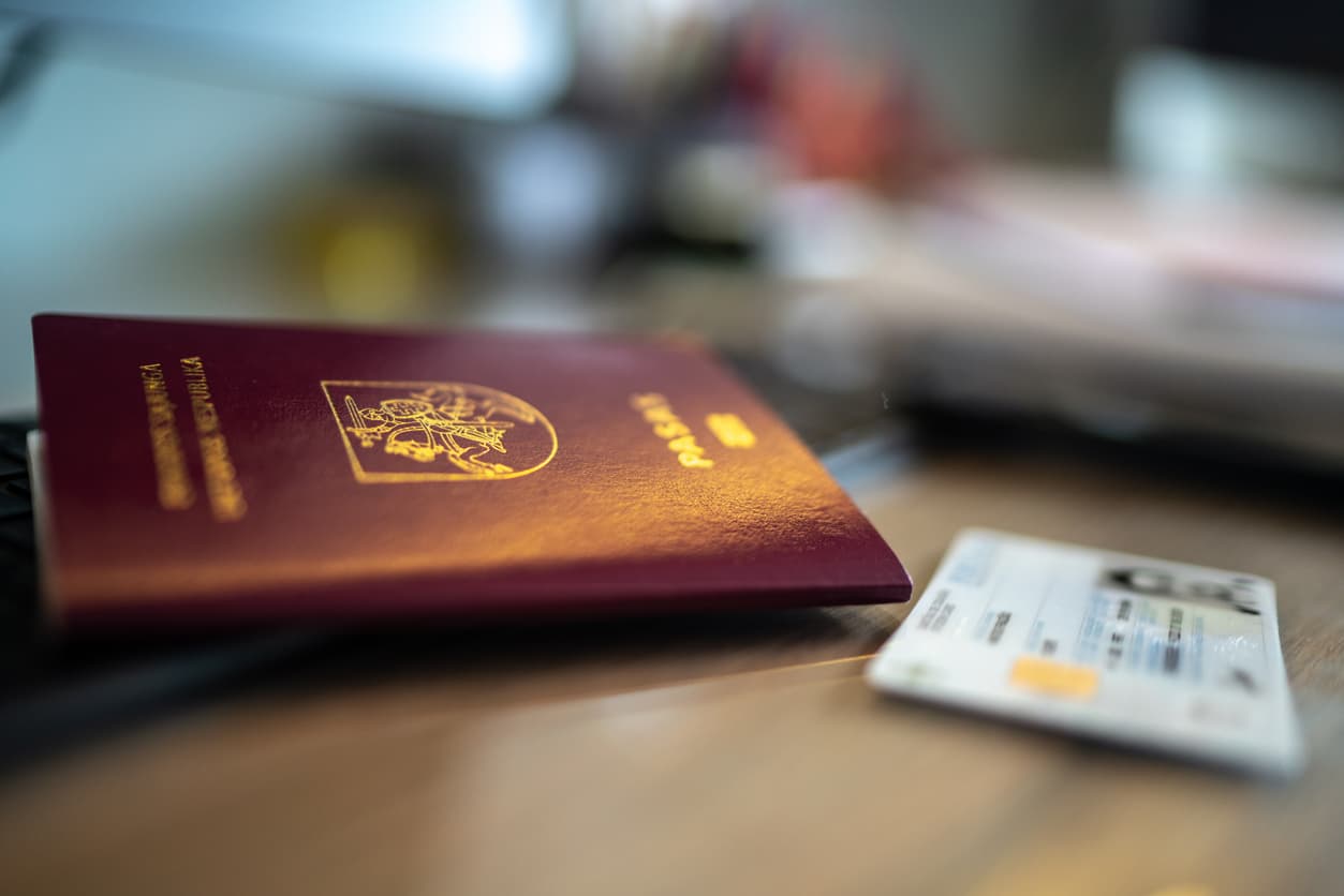 Pass och ID-kort på ett skrivbord – guide till hur du enkelt får din ID-handling vidimerad och juridiskt godkänd via Apostille24.se